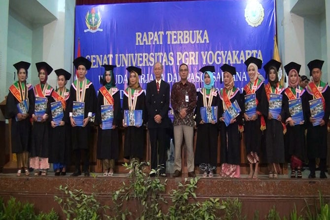 240 Mahasiswa UPY Diwisuda