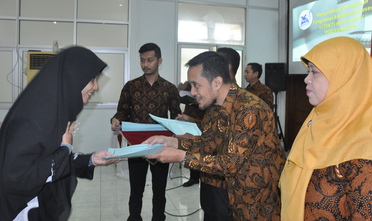 LLDIKTI Wilayah V Menghadiahi SK Jabatan Fungsional kepada 84 Dosen