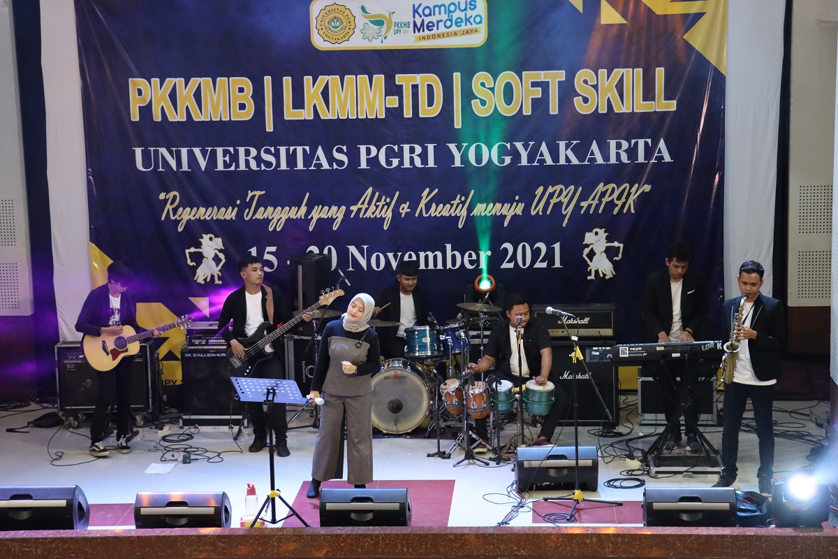 Woro Widowati Meriahkan Penutupan Kegiatan PKKMB, LKMM-TD, dan SOFTSKILL di Auditorium UPY